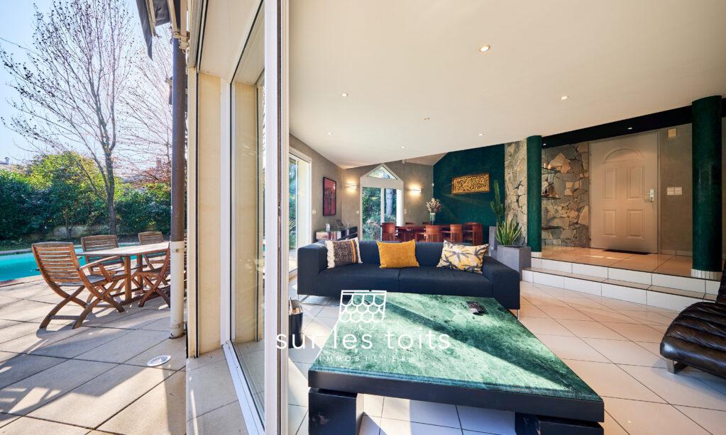 Vue intérieure extérieure salon