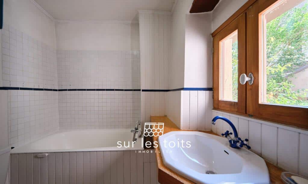 2026_04_17_Surlestoits_6_chemin_des_remparts_le_central_XT5G7393