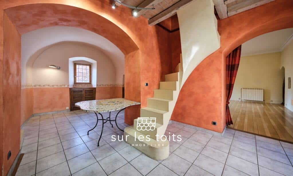 2026_04_17_Surlestoits_6_chemin_des_remparts_le_central_XT5G7453