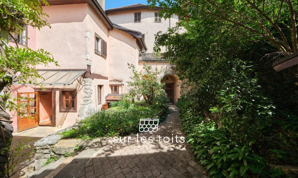 2026_04_17_Surlestoits_6_chemin_des_remparts_le_central_XT5G7543