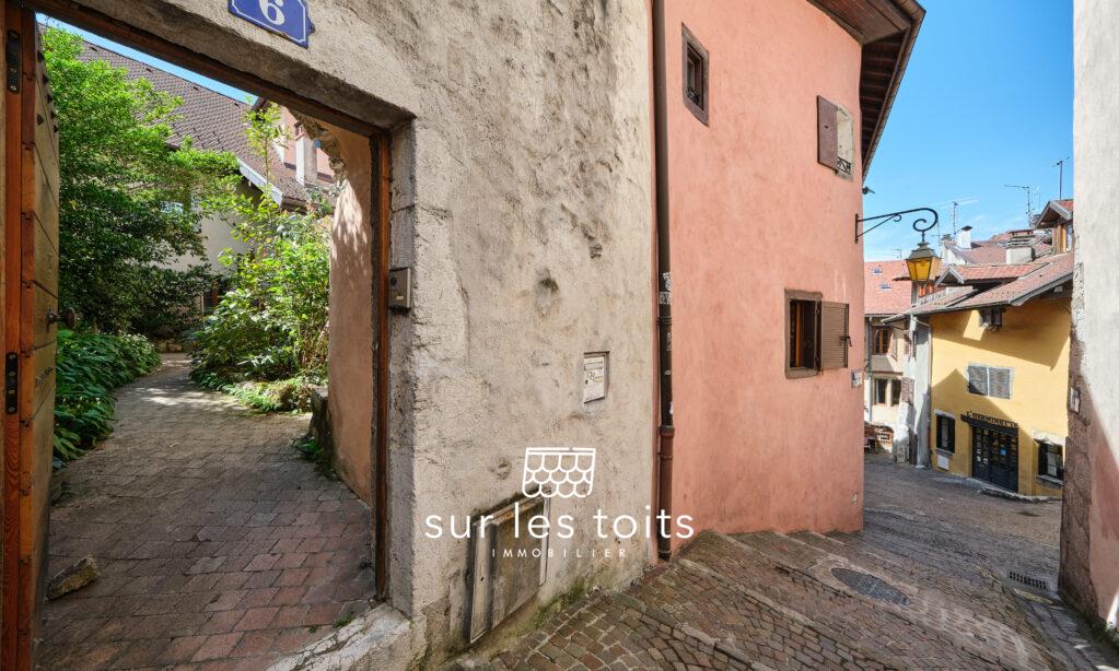 2026_04_17_Surlestoits_6_chemin_des_remparts_le_central_XT5G7573